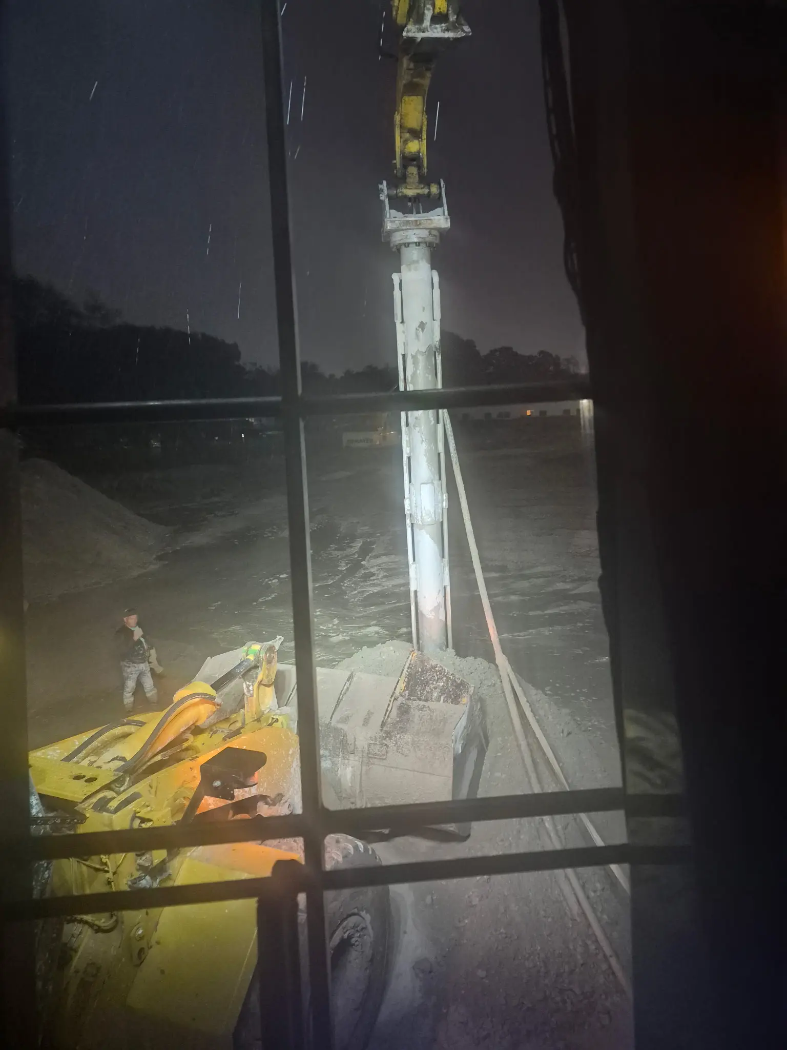 Crew and pile work seen from the drilling rig